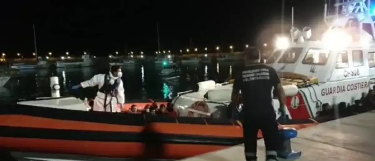 Soccorsi 43 migranti, questa mattina l’approdo al porto delle Grazie di\u00A0Roccella\n
