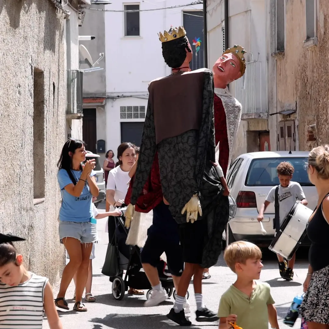 <p>Brattirò diventa un palcoscenico a cielo aperto: a LaC Storie racconto tra artisti di strada, tradizioni e teatro popolare</p>