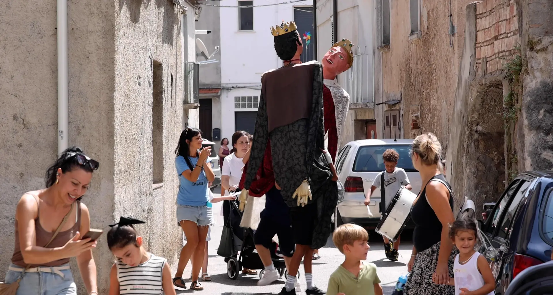 <p>Brattirò diventa un palcoscenico a cielo aperto: a LaC Storie racconto tra artisti di strada, tradizioni e teatro popolare</p>