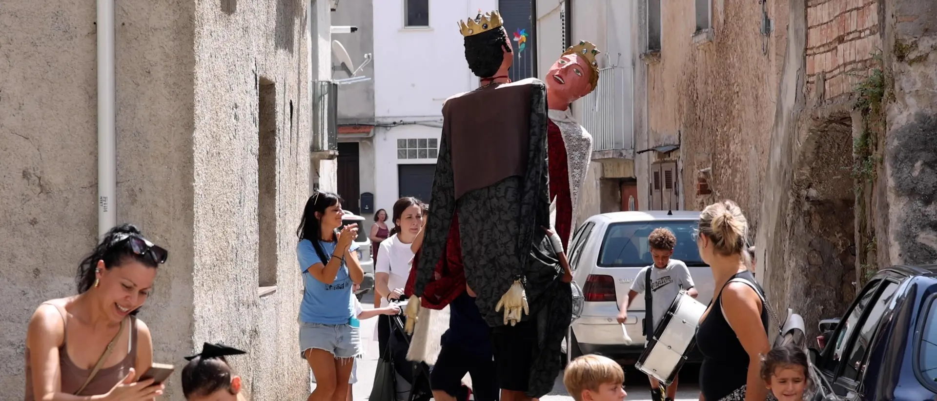 Brattirò diventa un palcoscenico a cielo aperto: a LaC Storie racconto tra artisti di strada, tradizioni e teatro popolare\n