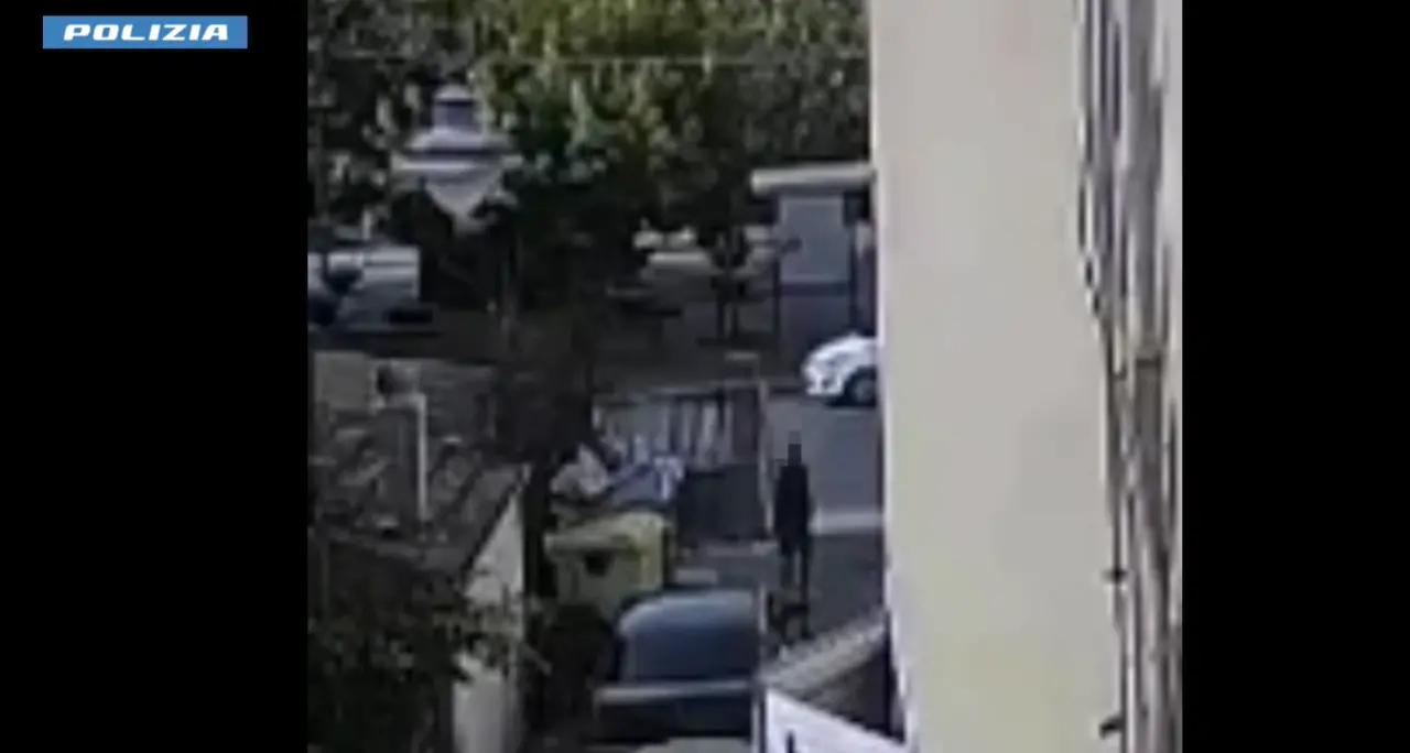 Otto colpi d’arma da fuoco a volto scoperto: l’agguato di viale Affaccio a Vibo in un video diffuso dalla Polizia\n