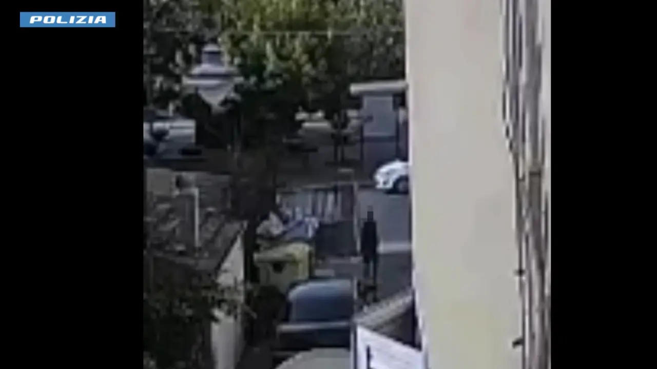 Otto colpi d’arma da fuoco a volto scoperto: l’agguato di viale Affaccio a Vibo in un video diffuso dalla Polizia\n
