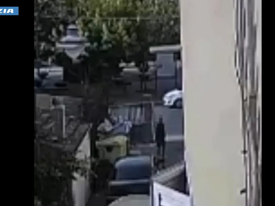 Otto colpi d’arma da fuoco a volto scoperto: l’agguato di viale Affaccio a Vibo in un video diffuso dalla Polizia