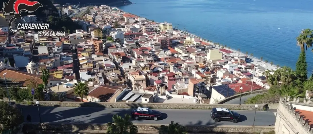 Bagnara, 17enne ferito a colpi d’arma da fuoco per uno sguardo di troppo: arrestati due coetanei per tentato omicidio\n