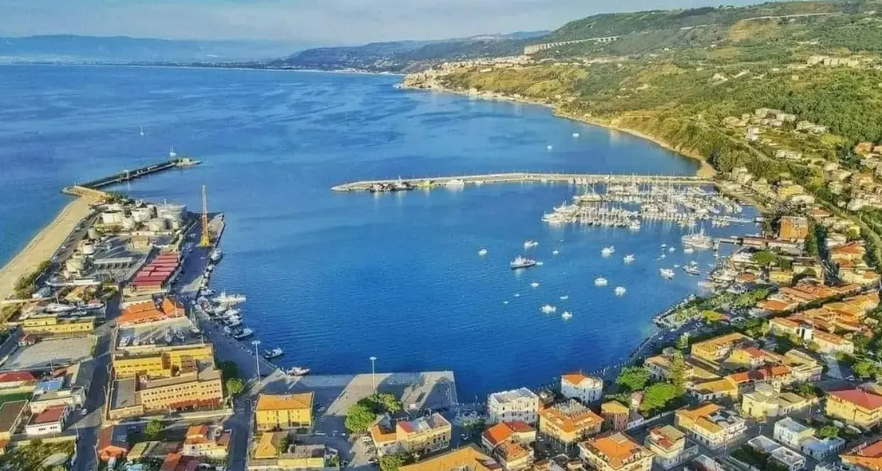 Un aiuto alle famiglie in difficoltà,\u00A0l'associazione “Vibo Marina C'è”\u00A0lancia una raccolta fondi e chiama a raccolta i cittadini\n