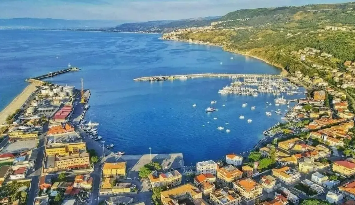 Un aiuto alle famiglie in difficoltà,\u00A0l'associazione “Vibo Marina C'è”\u00A0lancia una raccolta fondi e chiama a raccolta i cittadini\n
