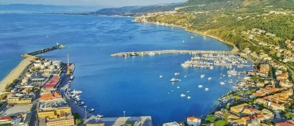Un aiuto alle famiglie in difficoltà,\u00A0l'associazione “Vibo Marina C'è”\u00A0lancia una raccolta fondi e chiama a raccolta i cittadini\n
