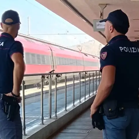 Catona, tenta di allontanarsi col volto coperto e getta una pistola durante l’inseguimento: arrestato dalla Polizia di Stato\n
