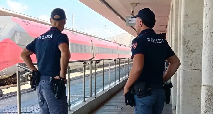 Catona, tenta di allontanarsi col volto coperto e getta una pistola durante l’inseguimento: arrestato dalla Polizia di Stato\n