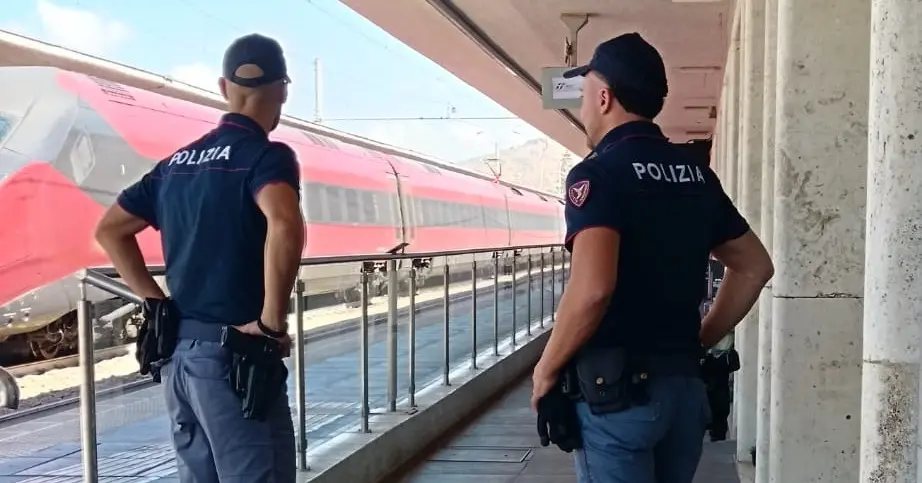 Catona, tenta di allontanarsi col volto coperto e getta una pistola durante l’inseguimento: arrestato dalla Polizia di Stato\n