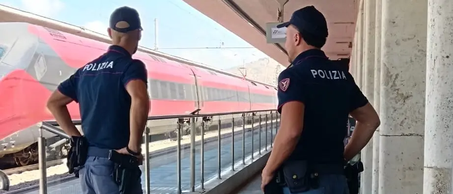 Catona, tenta di allontanarsi col volto coperto e getta una pistola durante l’inseguimento: arrestato dalla Polizia di Stato\n