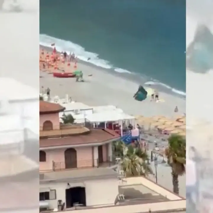 <p>Tromba marina in spiaggia a Scilla, paura tra i bagnanti: volano ombrelloni e lettini – IL <span style=\"color:hsl(0, 75%, 60%);\">VIDEO</span></p>