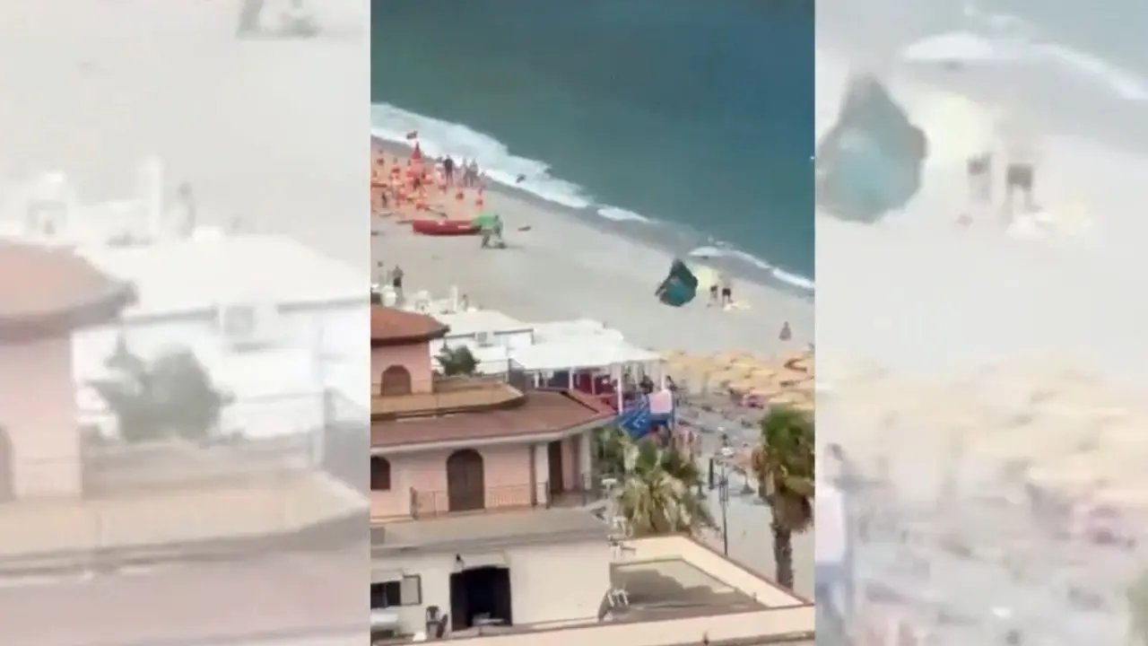 Tromba marina in spiaggia a Scilla, paura tra i bagnanti:\u00A0volano ombrelloni e lettini –\u00A0IL VIDEO\n