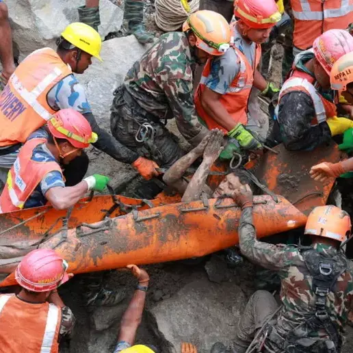 Due operai salvati dopo 10 giorni da un tunnel in Nepal: erano rimasti intrappolati dopo l’alluvione\n