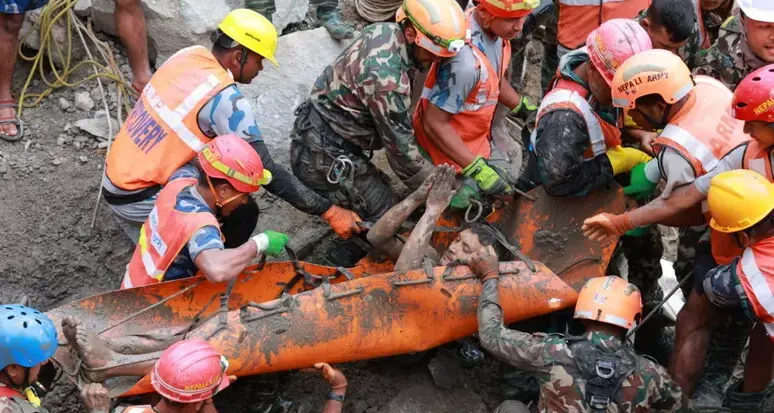 Due operai salvati dopo 10 giorni da un tunnel in Nepal: erano rimasti intrappolati dopo l’alluvione\n