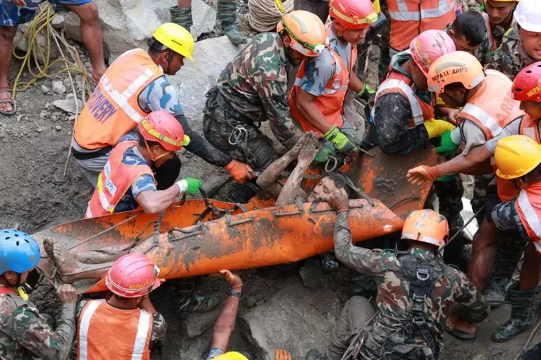 Due operai salvati dopo 10 giorni da un tunnel in Nepal: erano rimasti intrappolati dopo l’alluvione\n