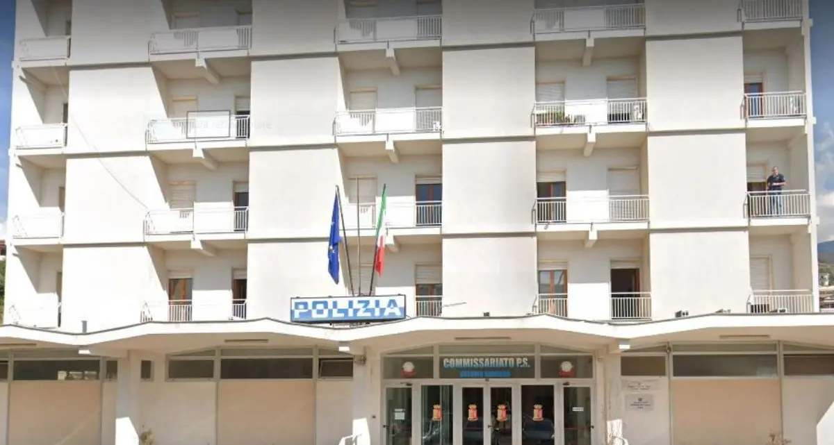 Fuscaldo, nascondeva cinque involucri di cocaina: arrestato un trentacinquenne dalla Polizia\n