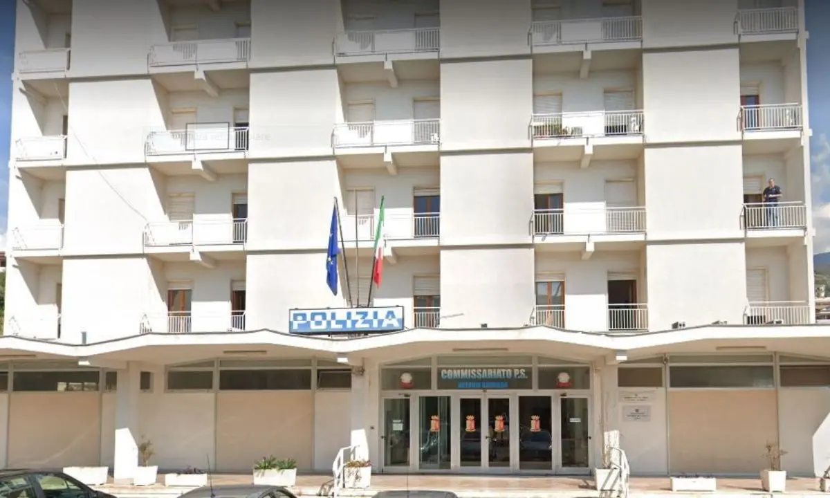 Fuscaldo, nascondeva cinque involucri di cocaina: arrestato un trentacinquenne dalla Polizia\n