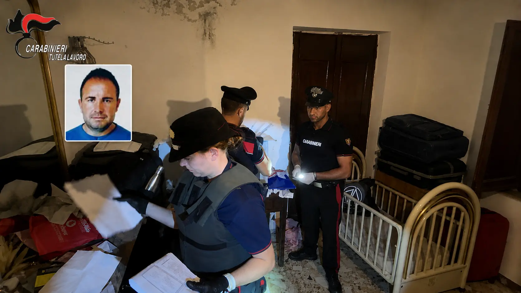 <p>Perquisizioni dei carabinieri nel corso del fermo. Nel fotino il collaboratore Luca Talarico</p>\\n