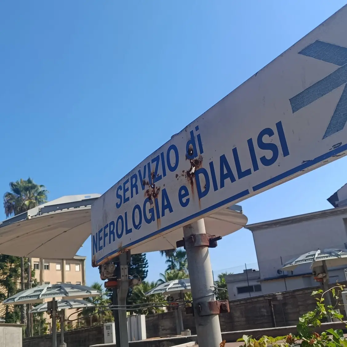 Dialisi a Tropea, rientra la protesta dopo l’arrivo di un medico (e dei carabinieri): «Succederà di nuovo, che aspettano Asp e Regione a muoversi?»\n