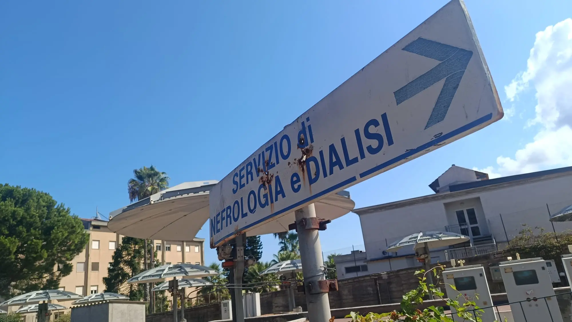 Dialisi a Tropea, rientra la protesta dopo l’arrivo di un medico (e dei carabinieri): «Succederà di nuovo, che aspettano Asp e Regione a muoversi?»\n