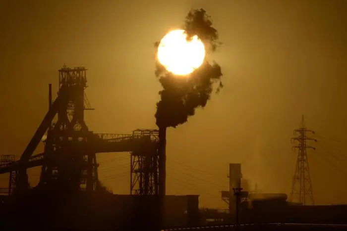 Meloni festeggia a Bari, a meno di 100\u00A0chilometri partono le procedure di licenziamento per 2.500 lavoratori dell’indotto ex Ilva\n