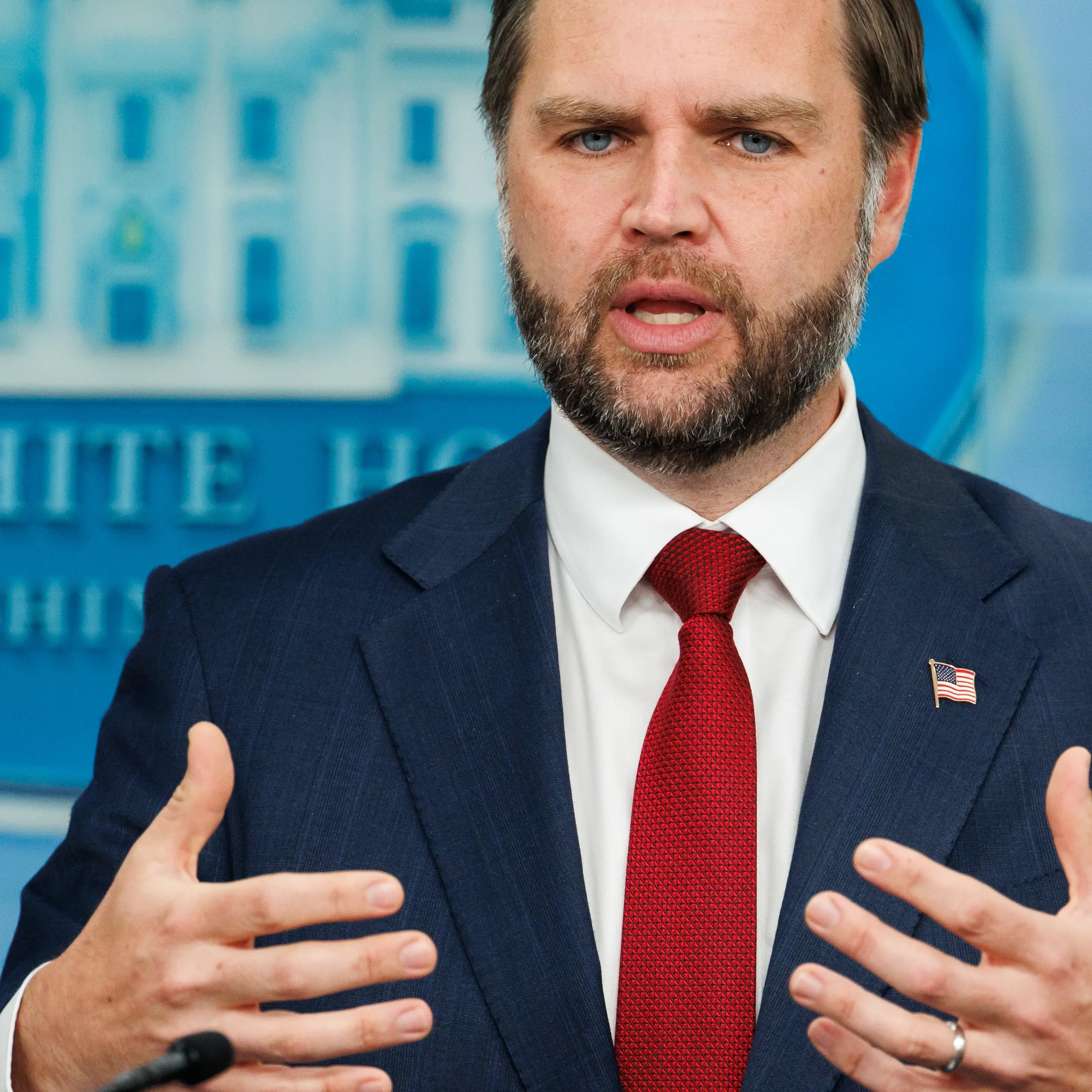 J.D. Vance, l’Anticristo e il “lavoro di Dio”: quando la fede apocalittica del vicepresidente Usa diventa politica\n
