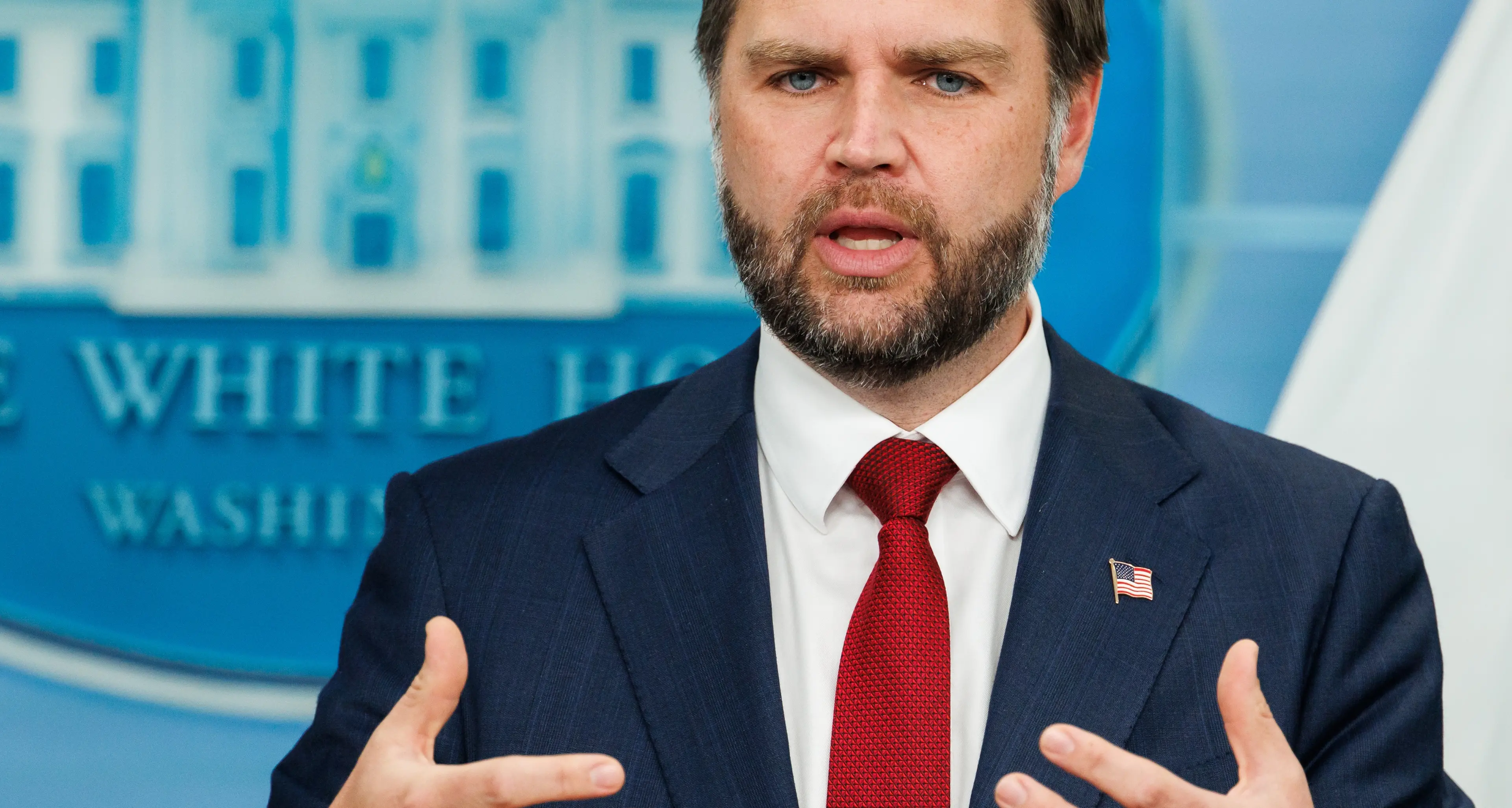 <p>J.D. Vance, l’Anticristo e il “<span style=\"color:hsl(0, 75%, 60%);\">lavoro di Dio</span>”: quando la fede apocalittica del vicepresidente Usa diventa politica</p>
