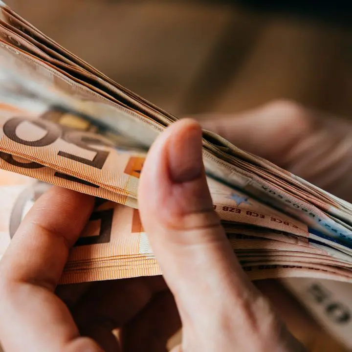 Dal prestito da 8mila euro alle minacce, imprenditore nella spirale dell’usura a Lamezia:\u00A0due indagati\n