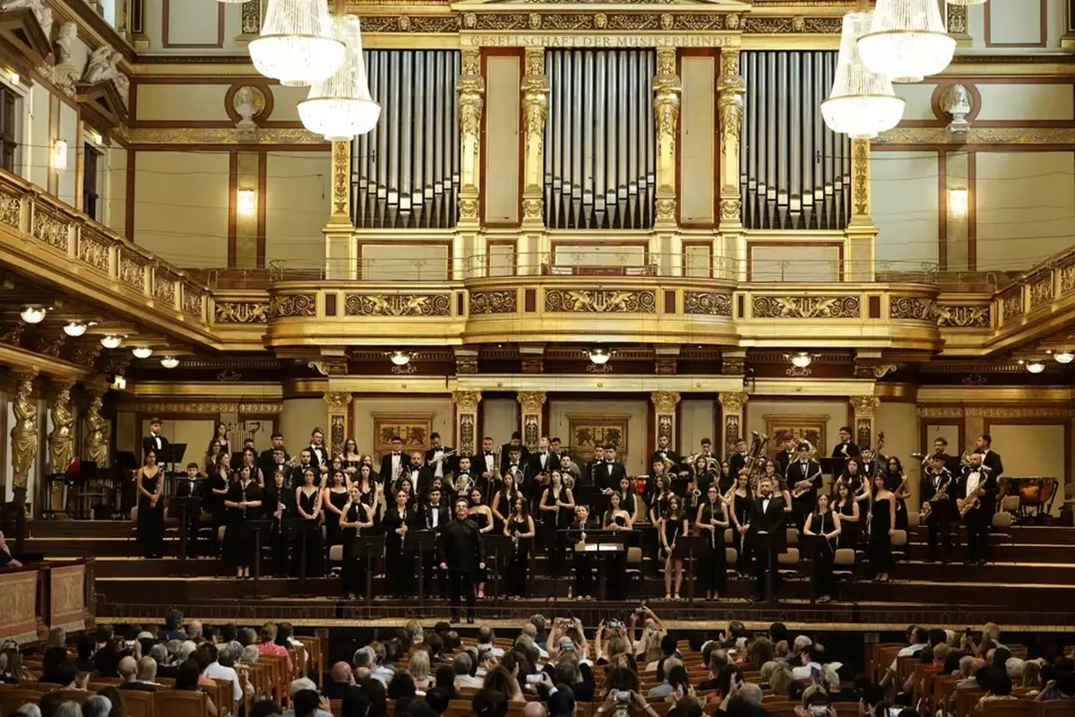 L’Orchestra Giovanile di Laureana di Borrello premiata a Vienna, la presidente Metsola: «Siate orgogliosi di rappresentare nel mondo il meglio della cultura europea»\n