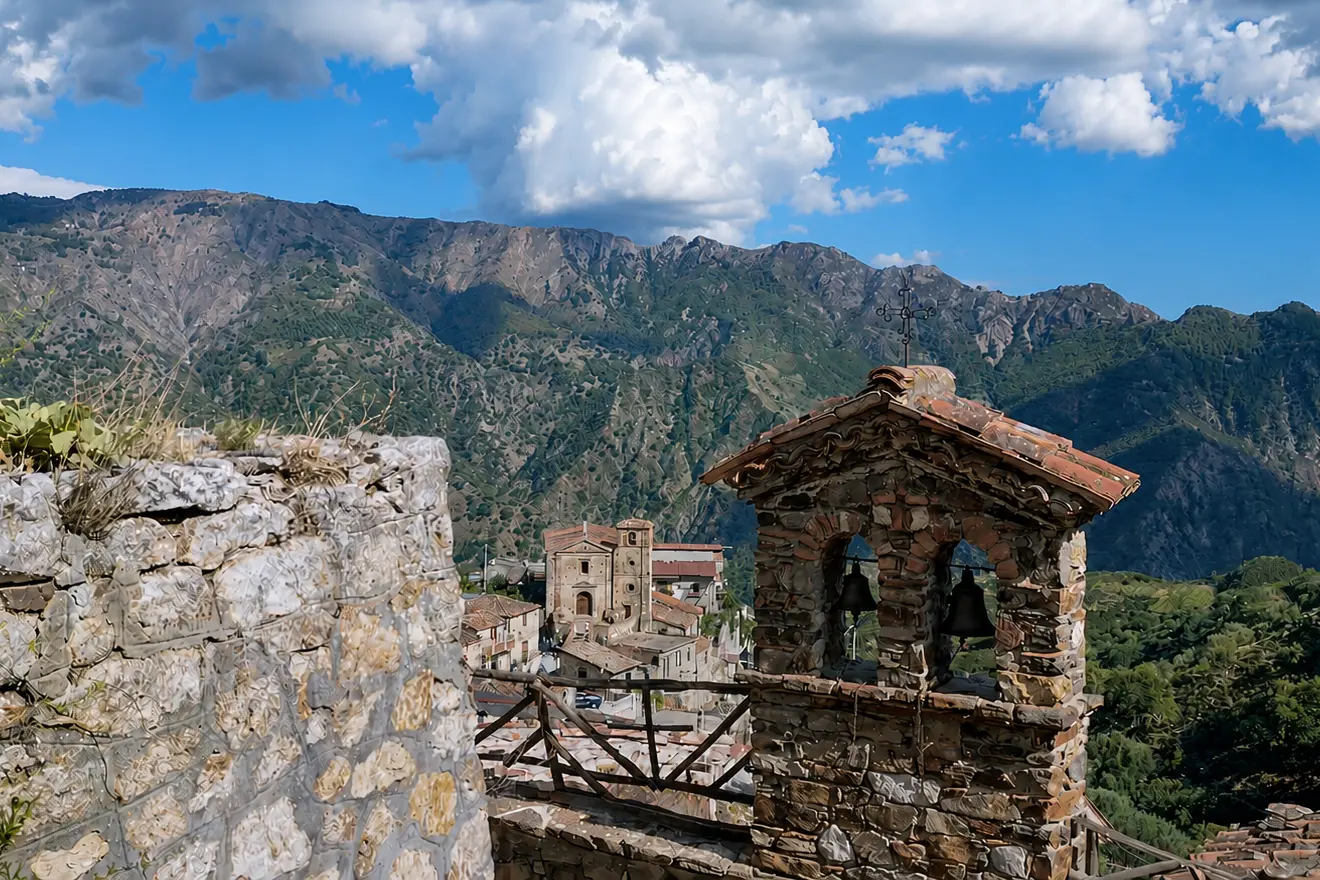 «Quella voce non deve scomparire»: a Gallicianò vivono in 30 e il grecanico resiste tra memoria, fede e tradizioni\n