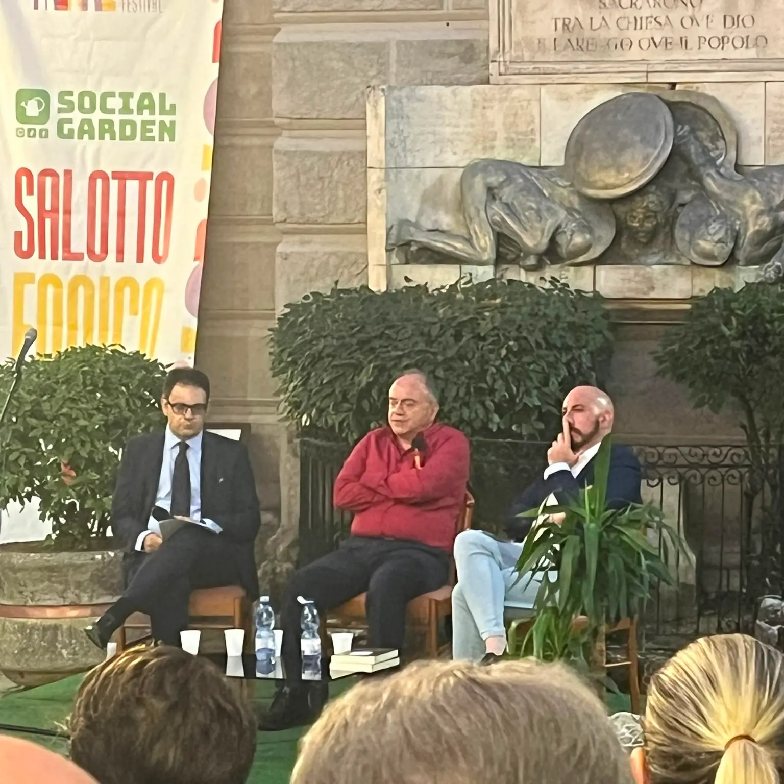 <p>L'ex procuratore di Catanzaro Gratteri ai giovani: «Studiate, indignatevi, <span style=\"color:hsl(0, 75%, 60%);\">riprendetevi la politica</span>»</p>
