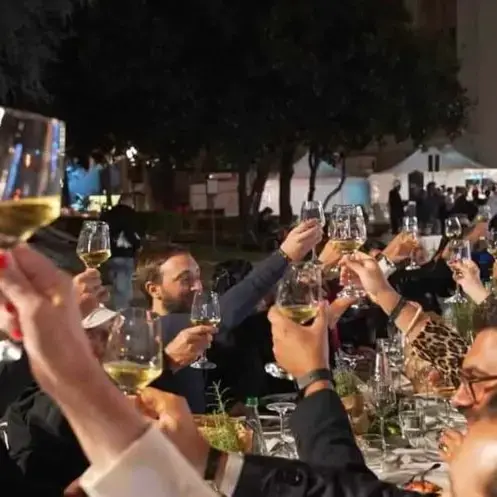 Mille commensali, 400 metri di altruismo: Catanzaro accende la solidarietà con \"La Cena straordinaria\"\n