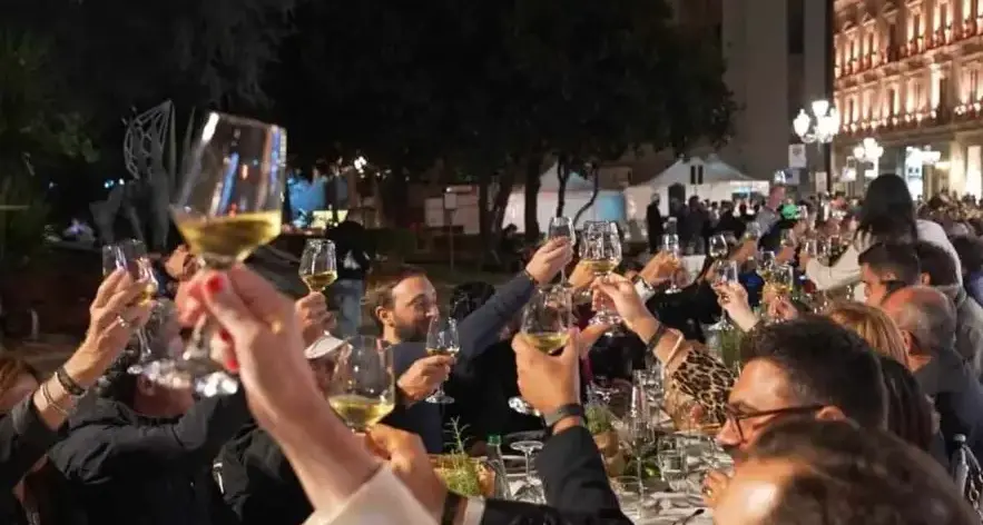 Mille commensali, 400 metri di altruismo: Catanzaro accende la solidarietà con \"La Cena straordinaria\"\n