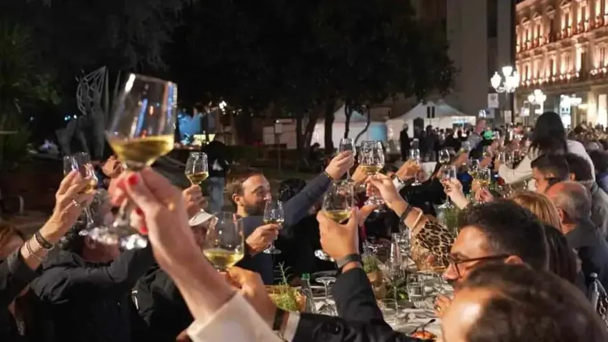 Mille commensali, 400 metri di altruismo: Catanzaro accende la solidarietà con \"La Cena straordinaria\"\n