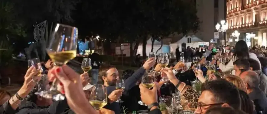 Mille commensali, 400 metri di altruismo: Catanzaro accende la solidarietà con \"La Cena straordinaria\"\n