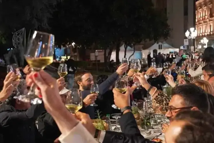 Mille commensali, 400 metri di altruismo: Catanzaro accende la solidarietà con \"La Cena straordinaria\"\n