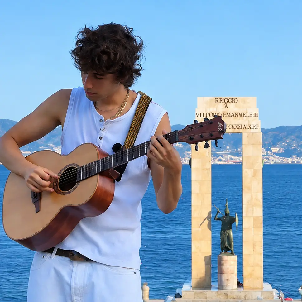 <p>Il talento reggino S.I.M.O. canta la Calabria di chi è dovuto partire</p>