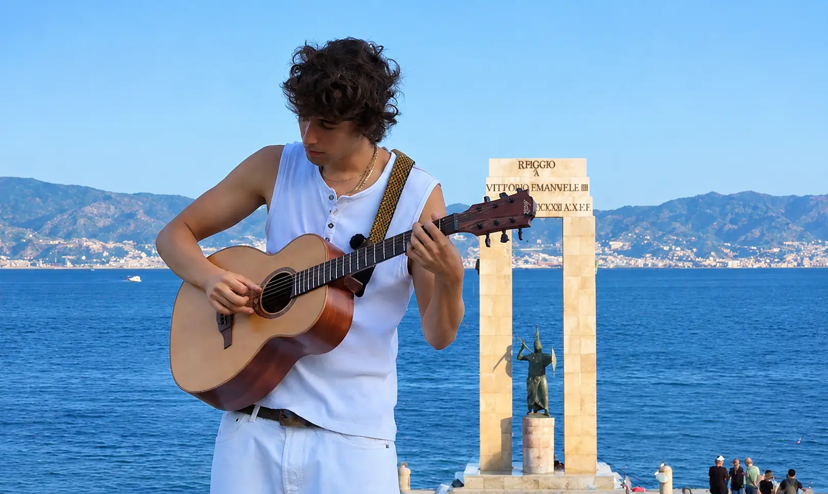 S.I.M.O. canta la Reggio di chi è dovuto partire: «Il mare, a chiddi comu a nui, non lo puoi cacciare»\n