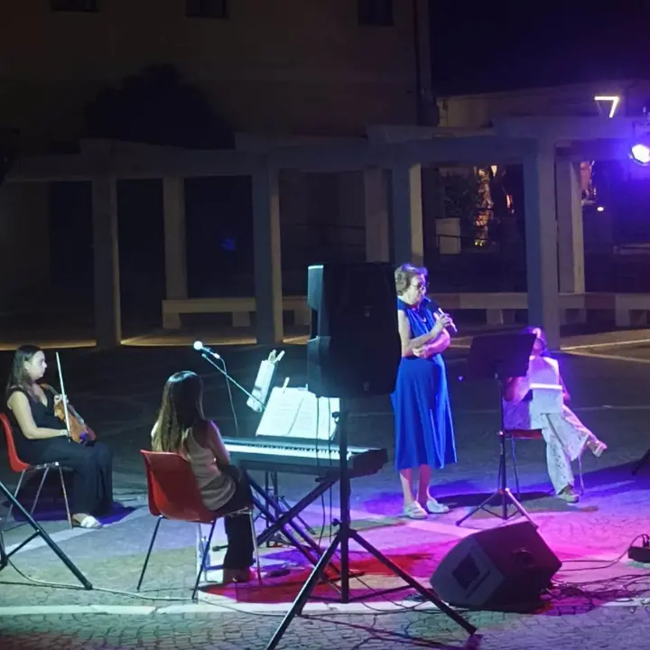 Angela Grillo vive nel ricordo di Zambrone, una serata di emozioni amplificate dal\u00A0ritorno del violino di Greta Medini\n