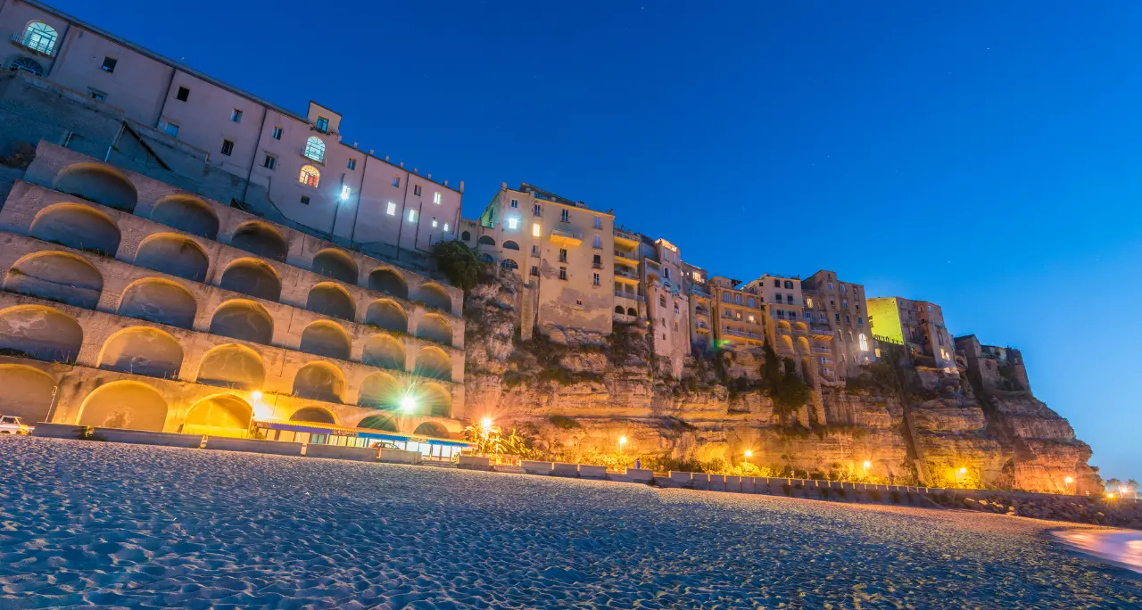 Tropea, il food influencer calabrese Wlady Nigro denuncia la “truffa all’italiana”: «Conti gonfiati al ristorante per i turisti stranieri»\n