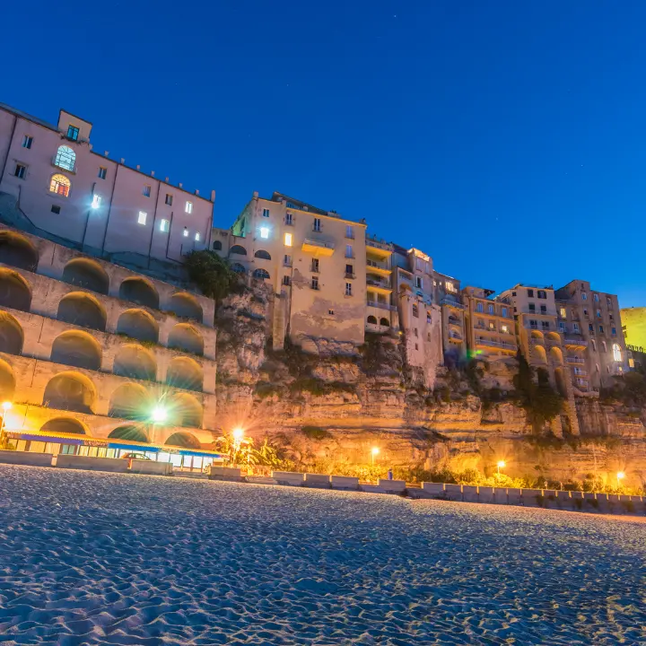 Tropea, il food influencer calabrese Wlady Nigro denuncia la “truffa all’italiana”: «Conti gonfiati al ristorante per i turisti stranieri»\n