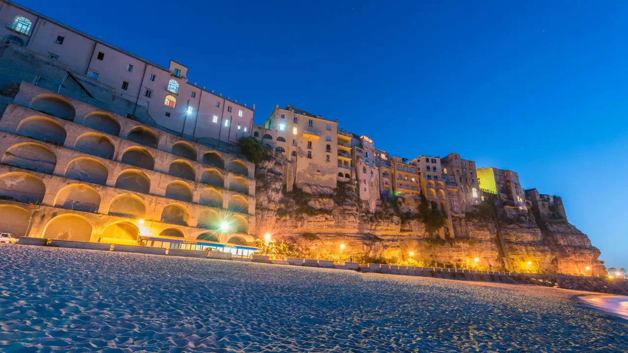 Tropea, il food influencer calabrese Wlady Nigro denuncia la “truffa all’italiana”: «Conti gonfiati al ristorante per i turisti stranieri»\n