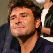 Alessandro Di Battista operato a Cuba, la preoccupazione degli amici: «Serviranno settimane»\n