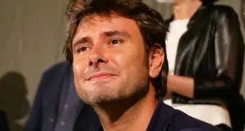 Alessandro Di Battista operato a Cuba, la preoccupazione degli amici: «Serviranno settimane»\n