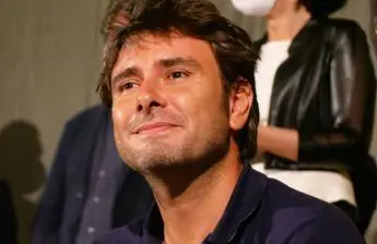 Alessandro Di Battista operato a Cuba, la preoccupazione degli amici: «Serviranno settimane»\n