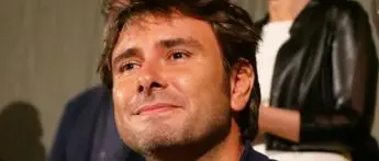 Alessandro Di Battista operato a Cuba, la preoccupazione degli amici: «Serviranno settimane»\n