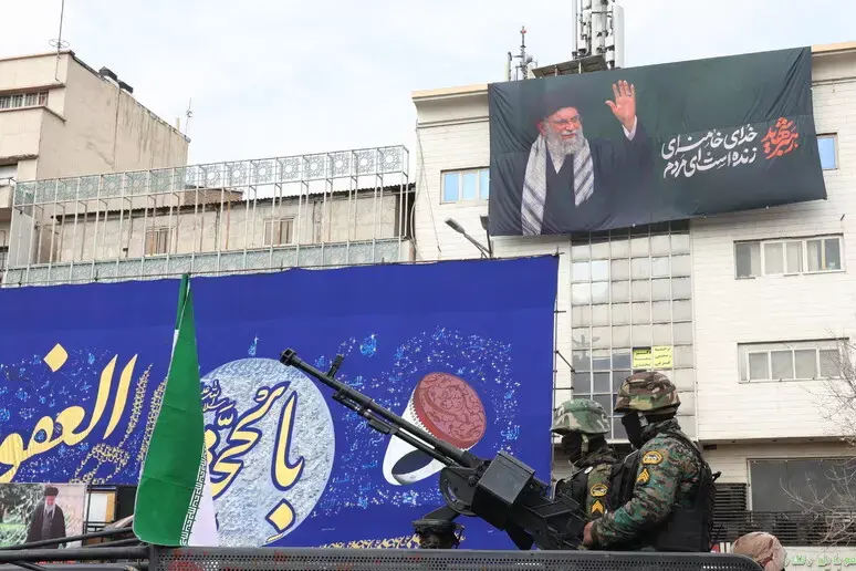 Stretto di Hormuz, l'Iran annuncia: «Attaccato un drone americano»\n