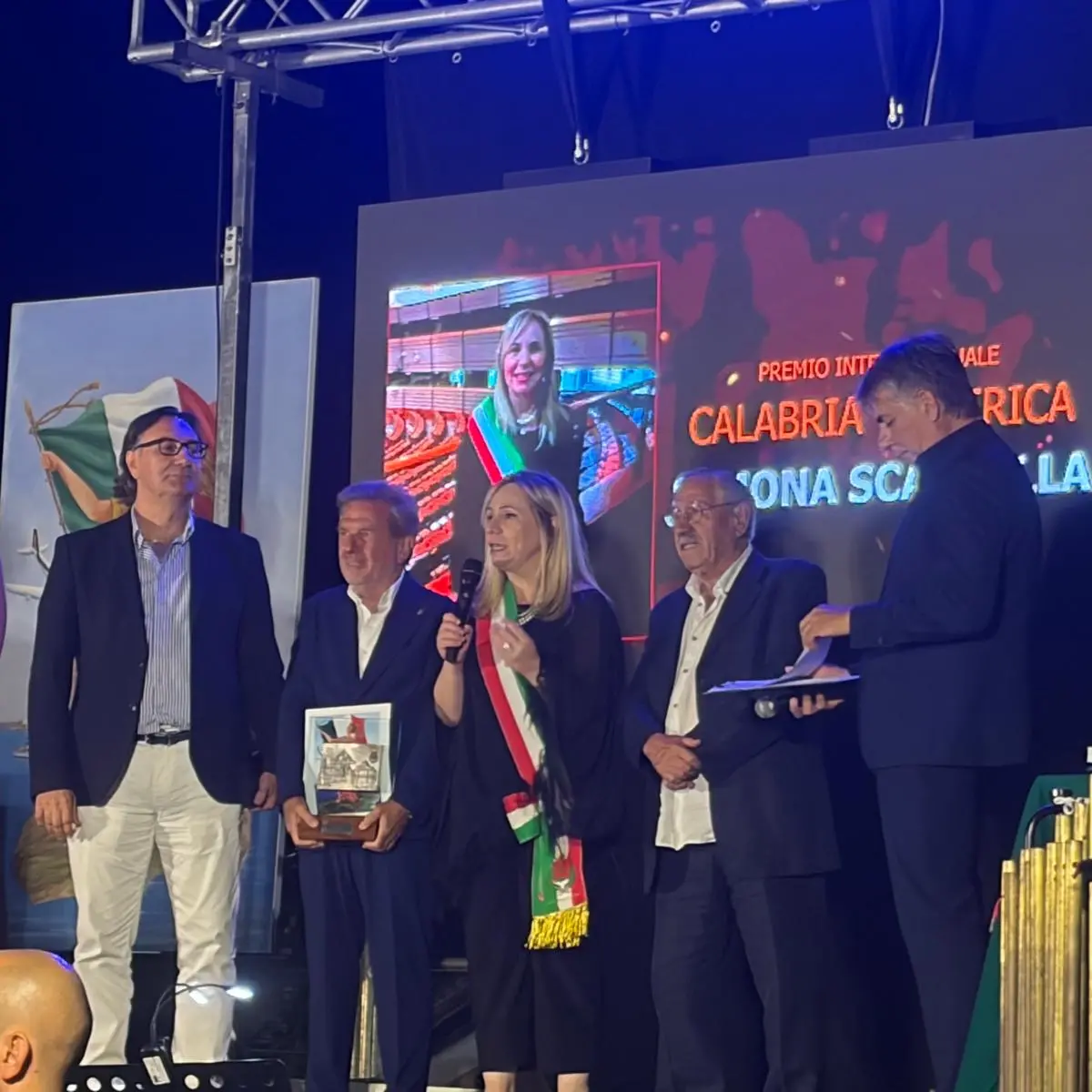 Premio Calabria America 2026, riconoscimento al sindaco Simona Scarcella per legalità e impegno civile\n