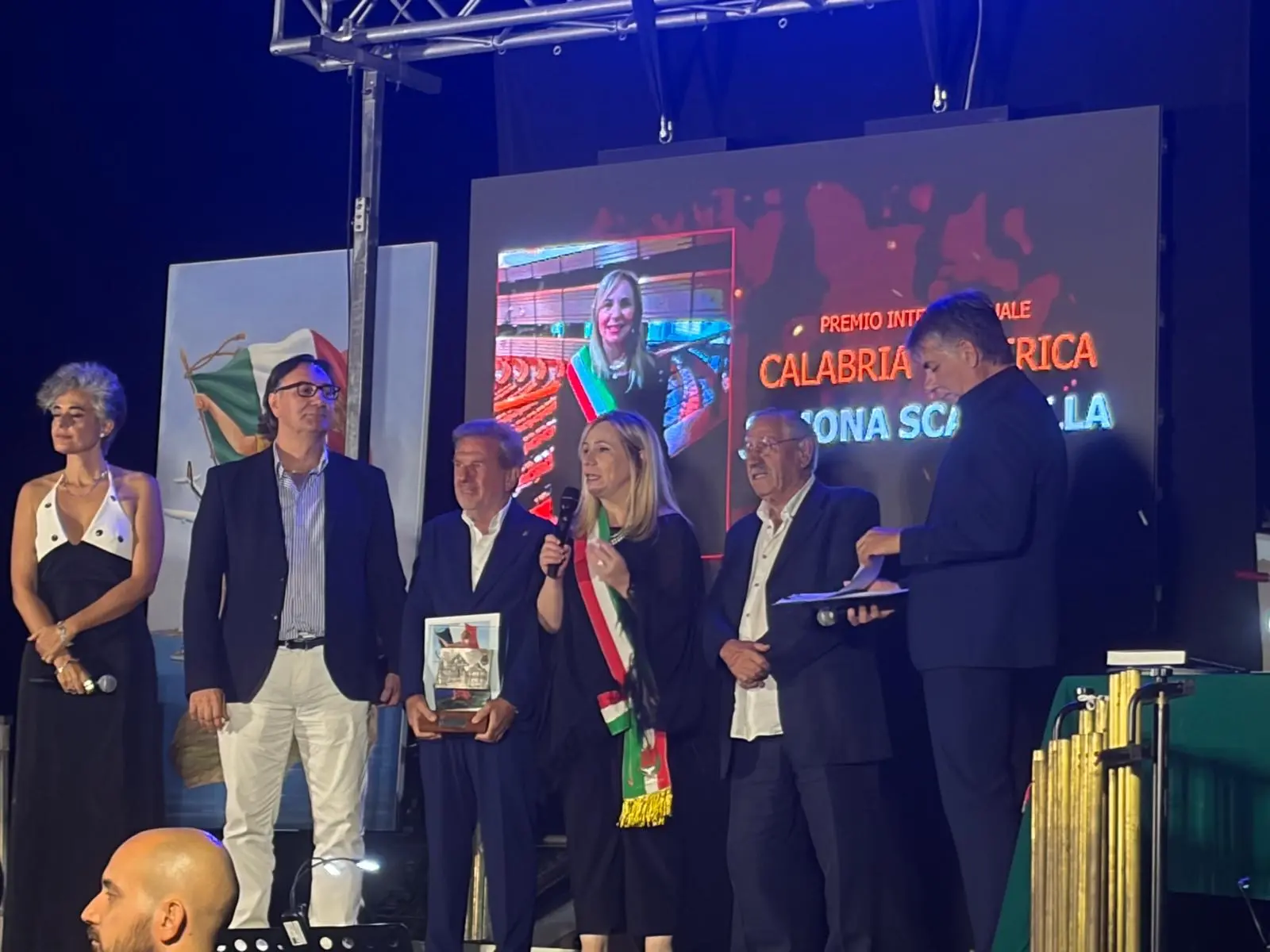 Premio Calabria America 2026, riconoscimento al sindaco Simona Scarcella per legalità e impegno civile\n